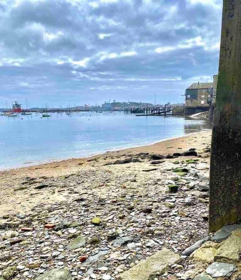Stunning Waterfront Apartment With Spectacular Views & Parking At 'Captains Loft' 法尔茅斯 外观 照片