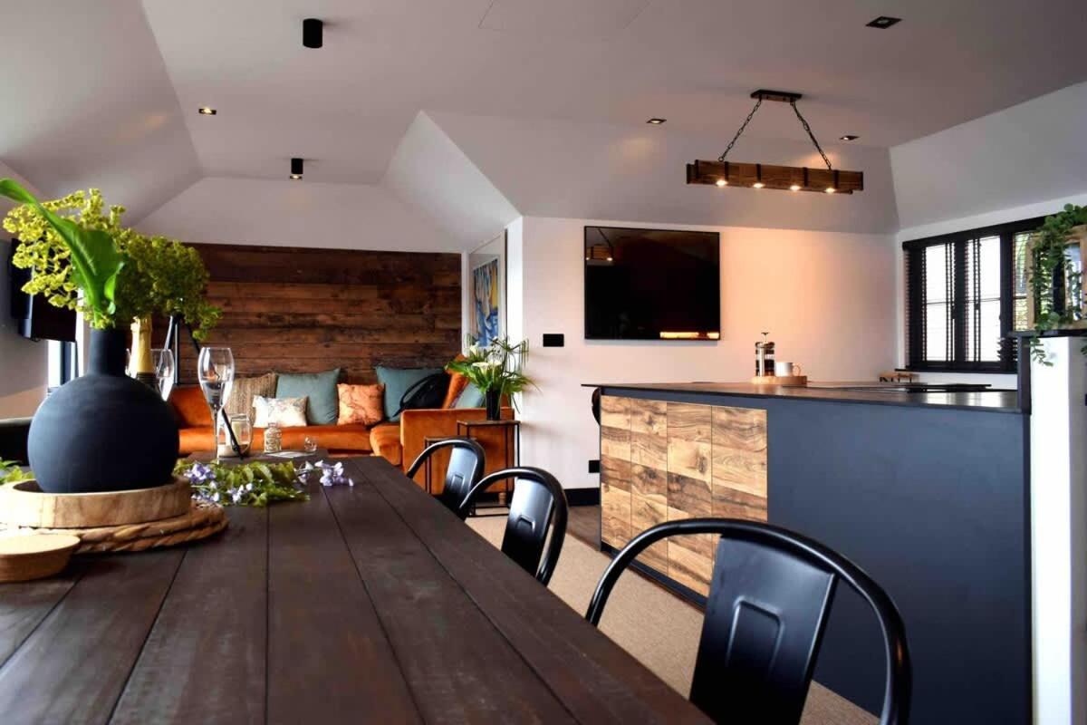 Stunning Waterfront Apartment With Spectacular Views & Parking At 'Captains Loft' 法尔茅斯 外观 照片