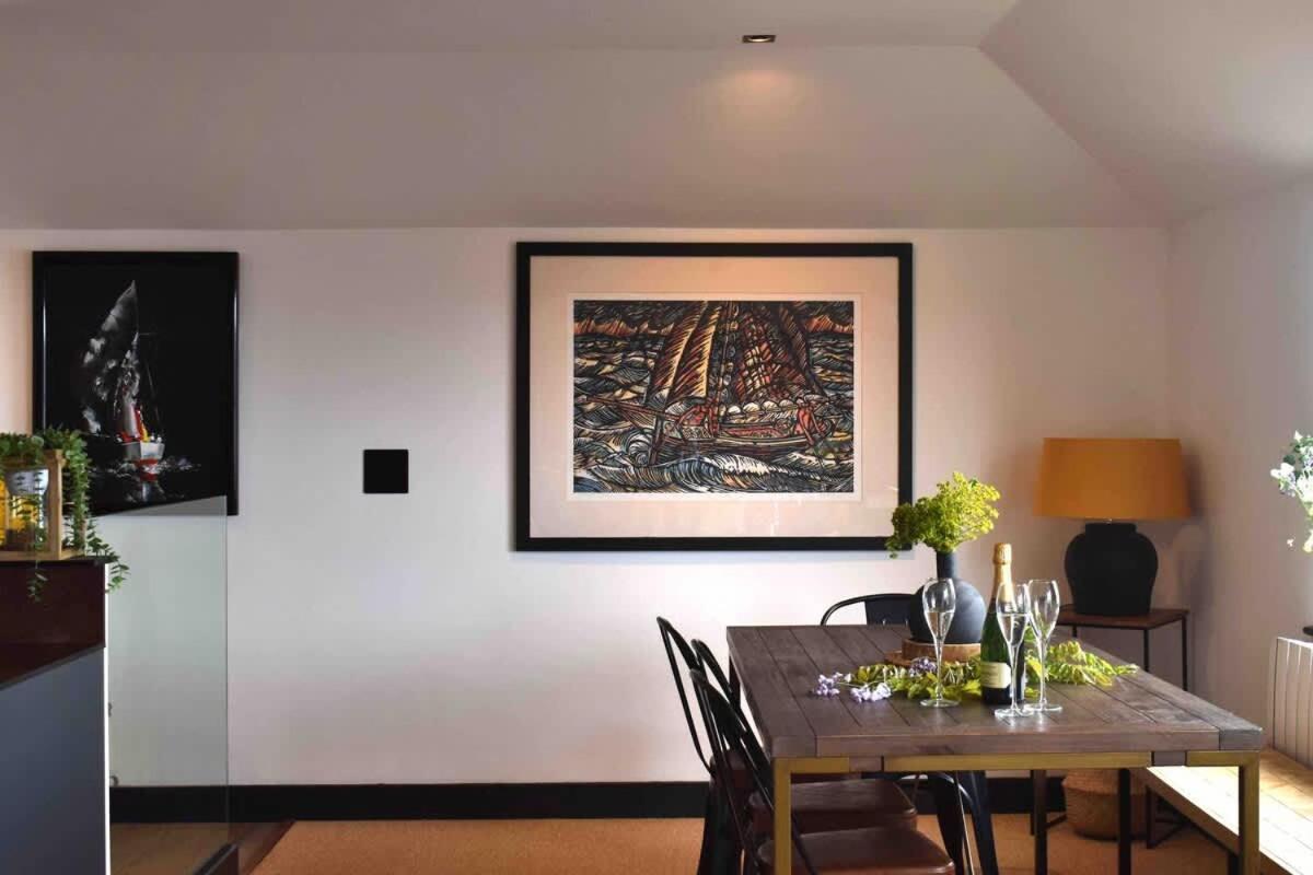 Stunning Waterfront Apartment With Spectacular Views & Parking At 'Captains Loft' 法尔茅斯 外观 照片