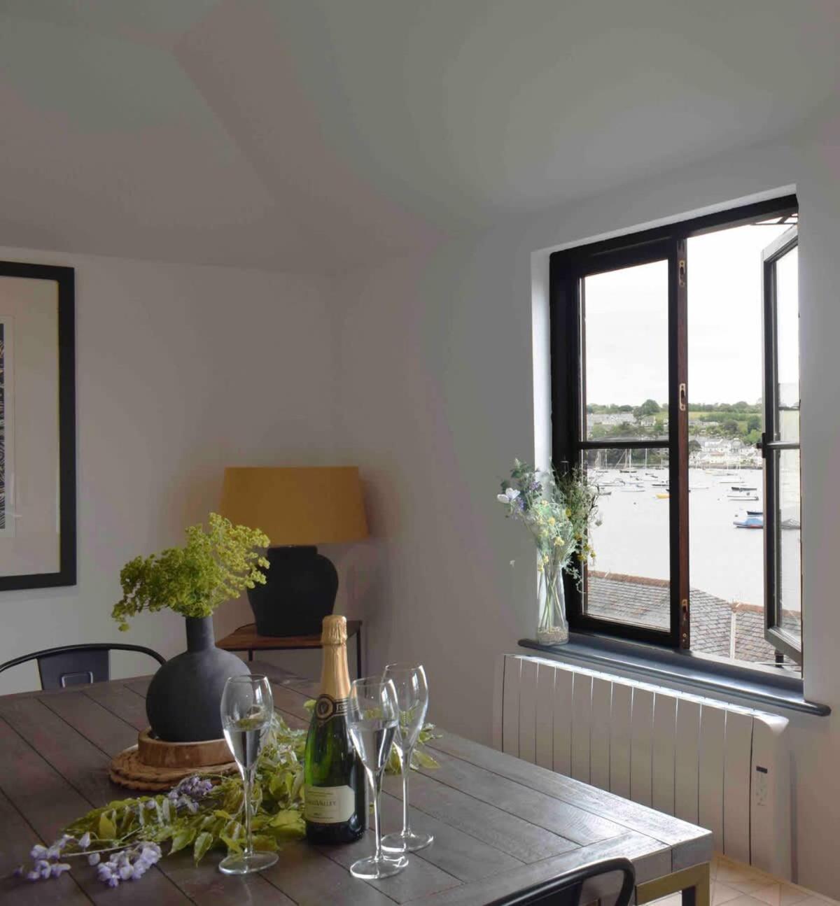 Stunning Waterfront Apartment With Spectacular Views & Parking At 'Captains Loft' 法尔茅斯 外观 照片