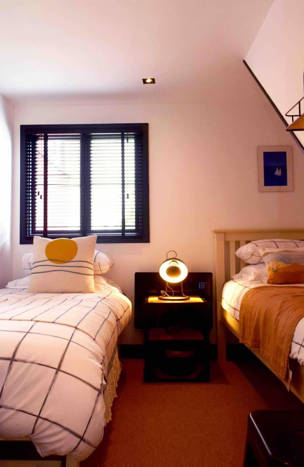 Stunning Waterfront Apartment With Spectacular Views & Parking At 'Captains Loft' 法尔茅斯 外观 照片