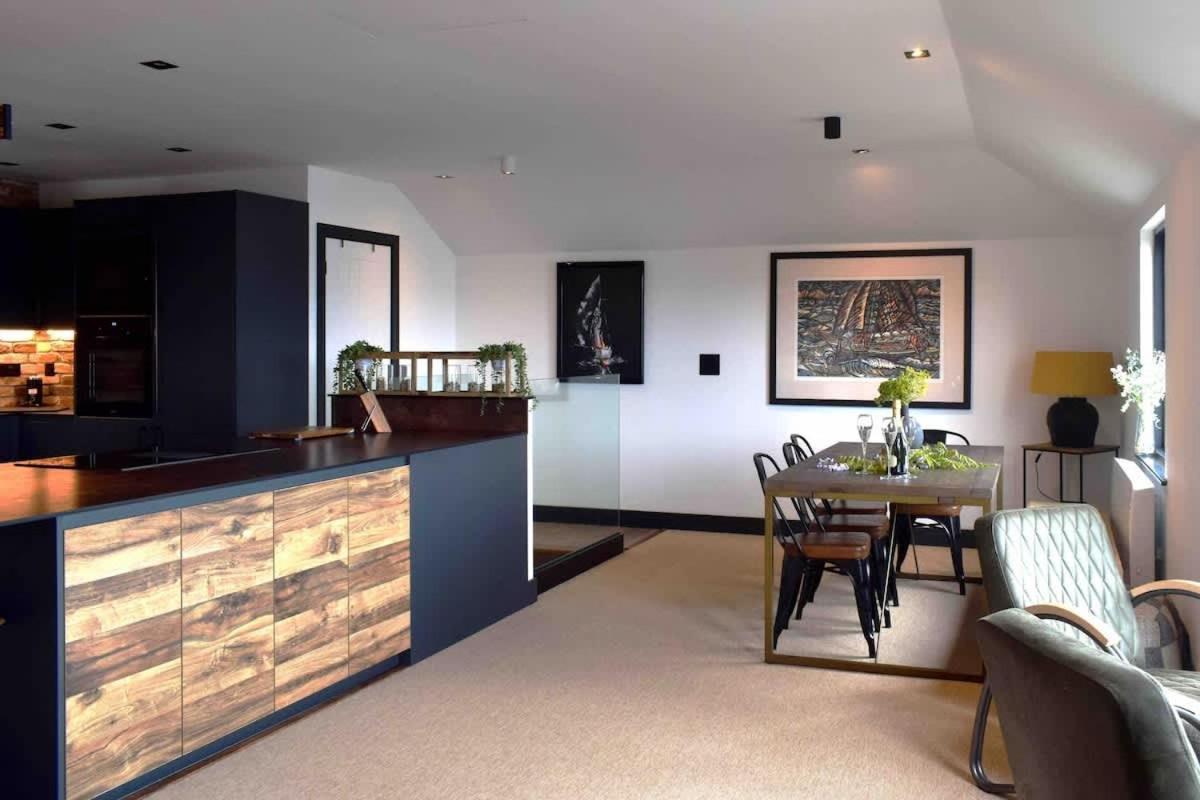 Stunning Waterfront Apartment With Spectacular Views & Parking At 'Captains Loft' 法尔茅斯 外观 照片