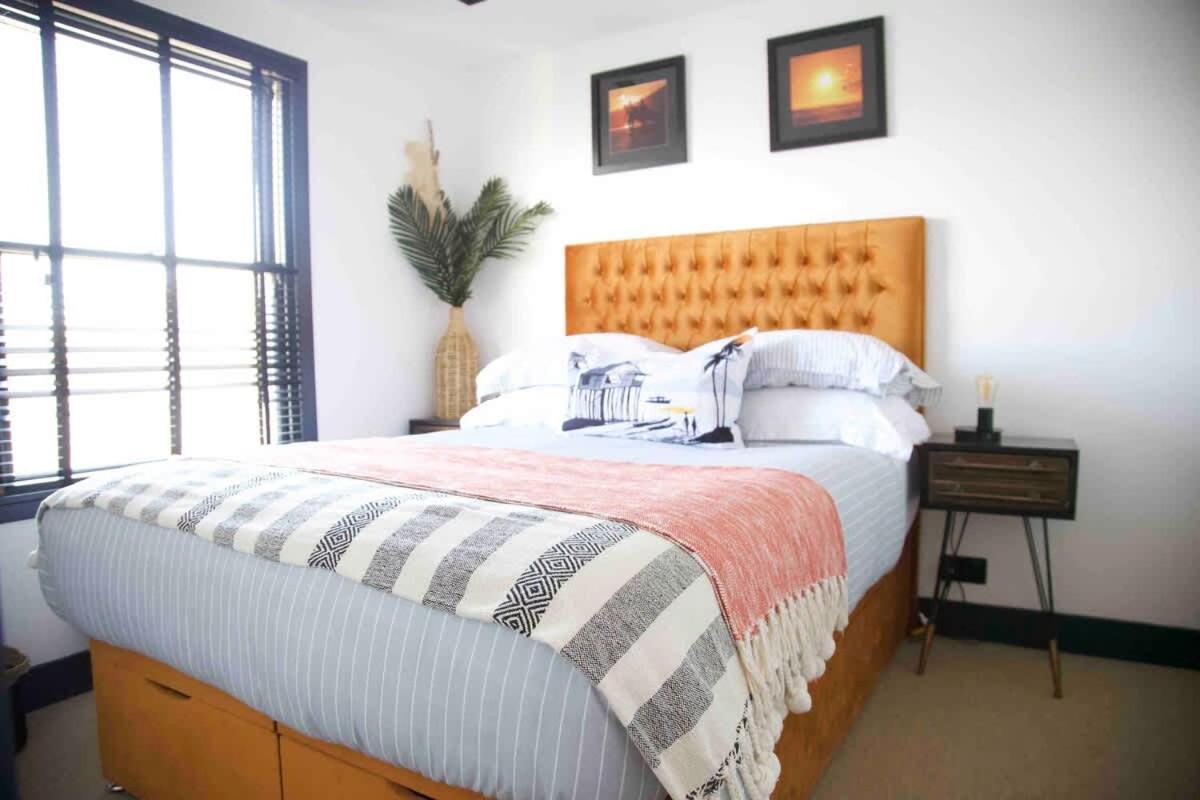 Stunning Waterfront Apartment With Spectacular Views & Parking At 'Captains Loft' 法尔茅斯 外观 照片